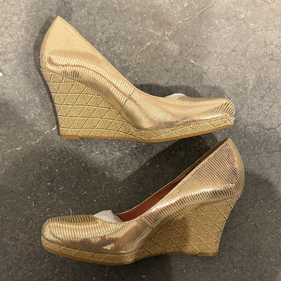 Lilly Pulitzer Gold Wedge Heels - Picture 3 of 6